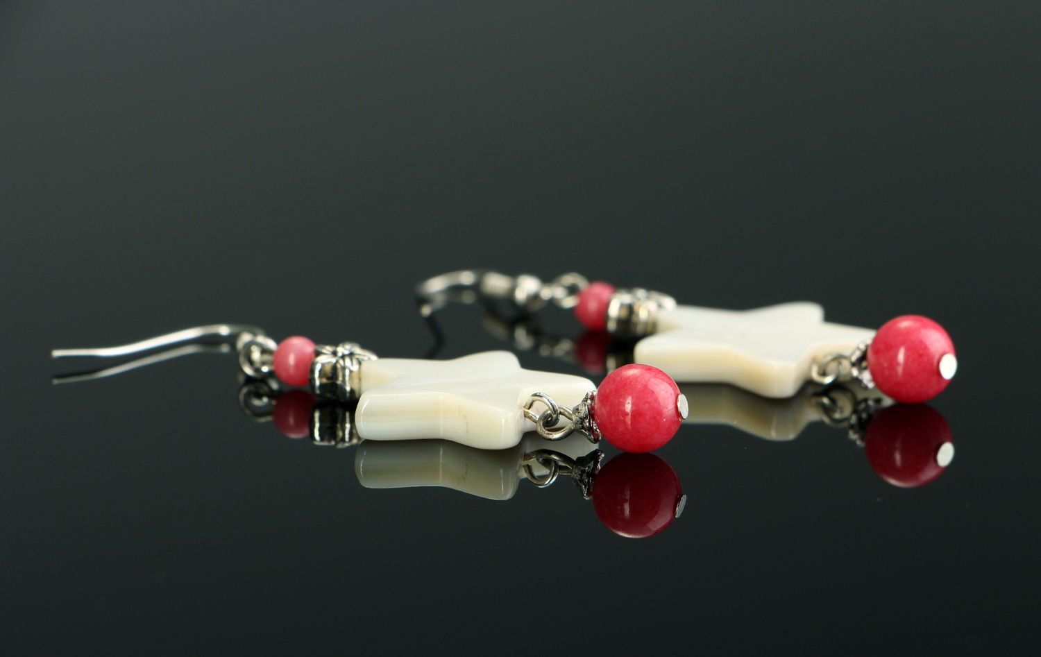 Long earrings made of pearl with coral photo 3