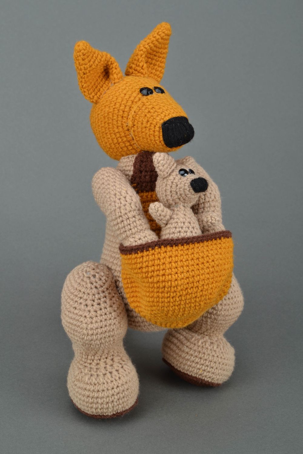 Peluche tricotée au crochet Kangourou avec bébé photo 1