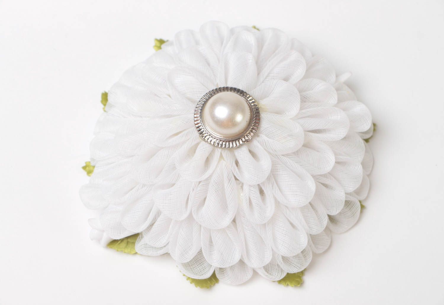 Weiße Designer Blume Haarspange aus Atlas in Kanzashi Technik für Damen handmade foto 2