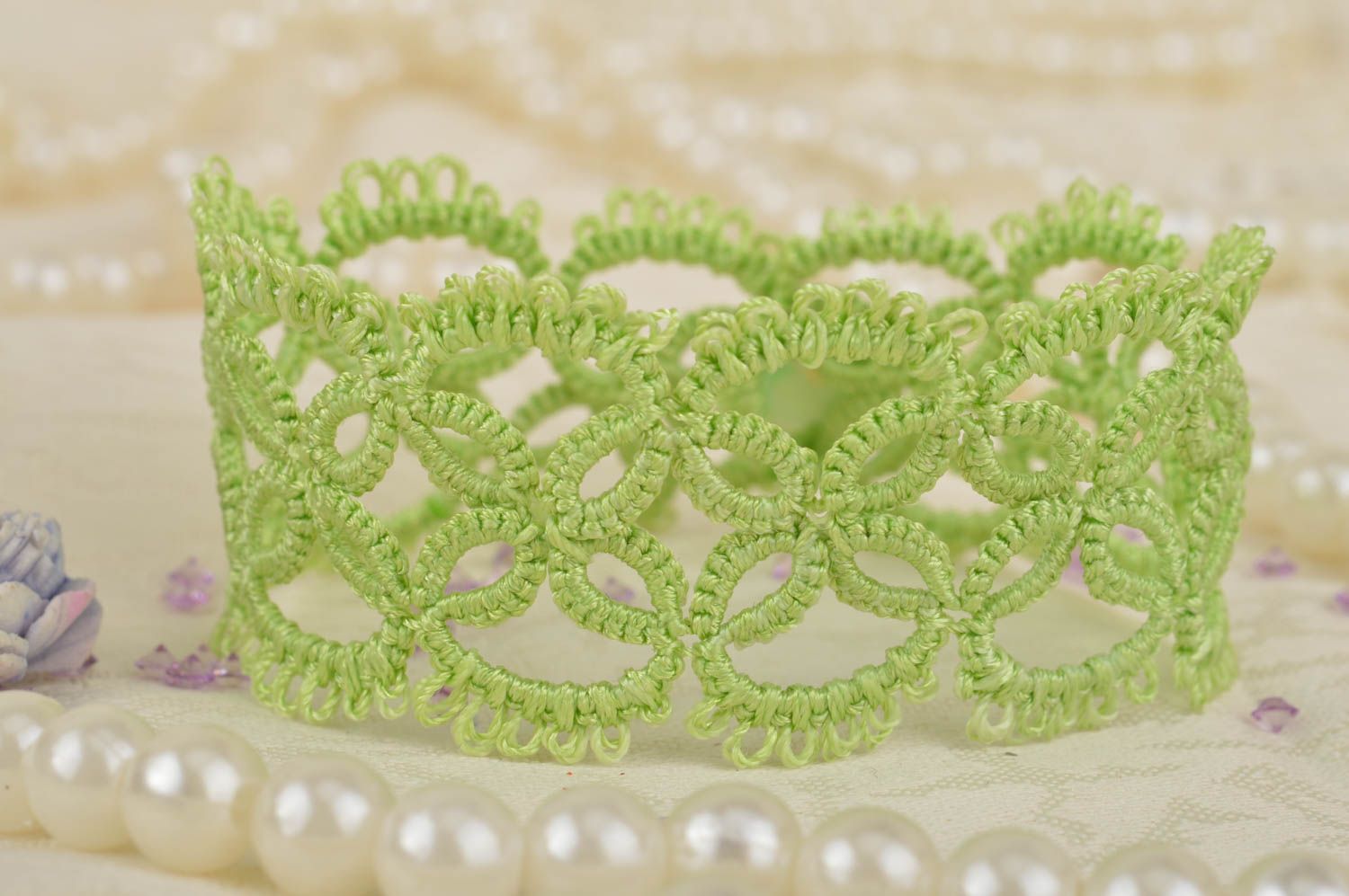 Pulsera artesanal trenzada en técnica frivolité bonita femenina verde clara foto 1