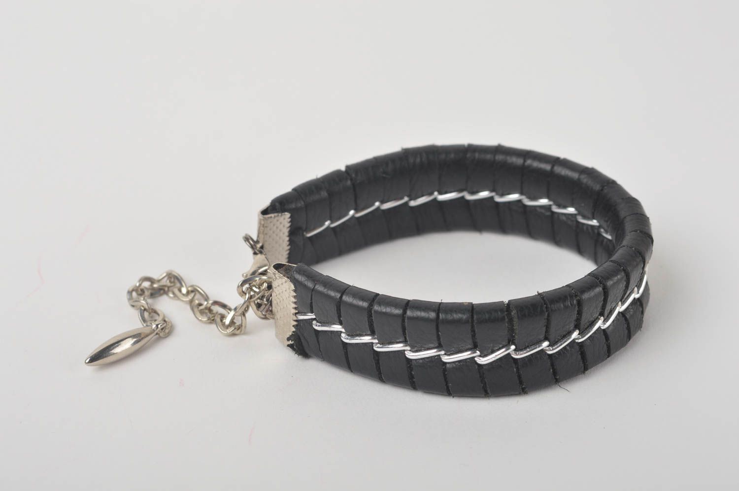 Bracelet en cuir noir naturel Bijou fait main taille réglable Cadeau original photo 2