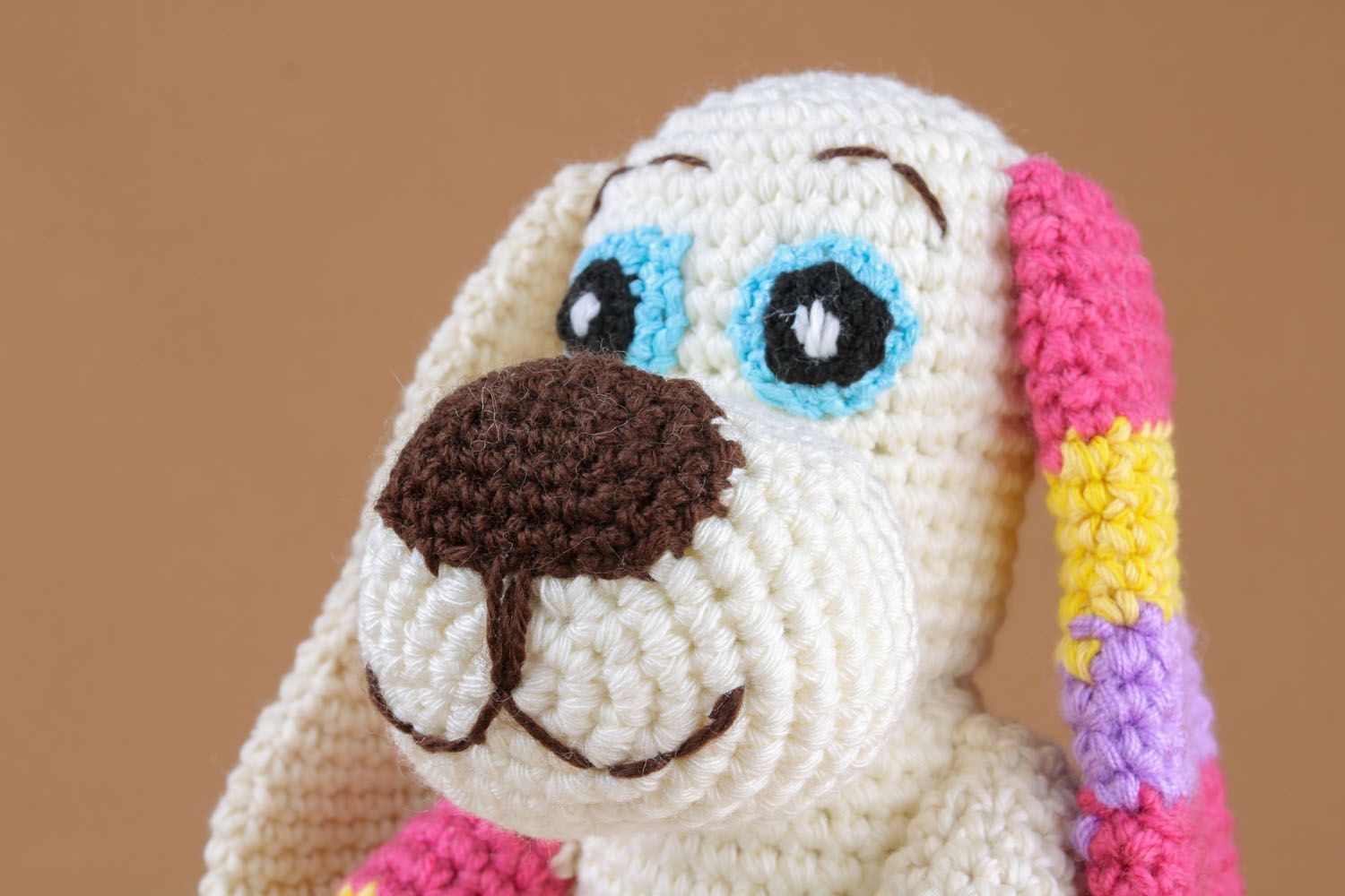 Cane bianco a maglia fatto a mano pupazzo morbido da bambini a uncinetto foto 3
