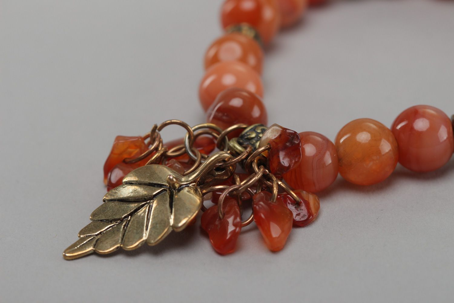 Bracelet en perles de cornaline fait main original de couleur brun pour femme photo 3