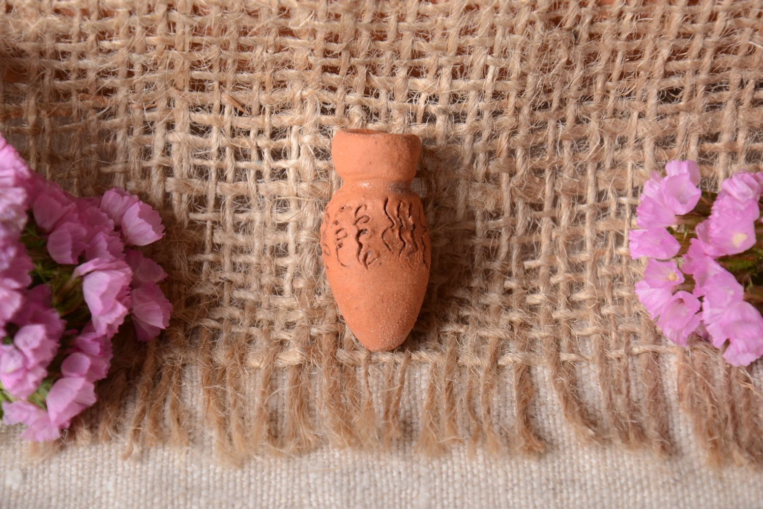 Pendentif en céramique petit fait main marron clair cruche sans cordon photo 1