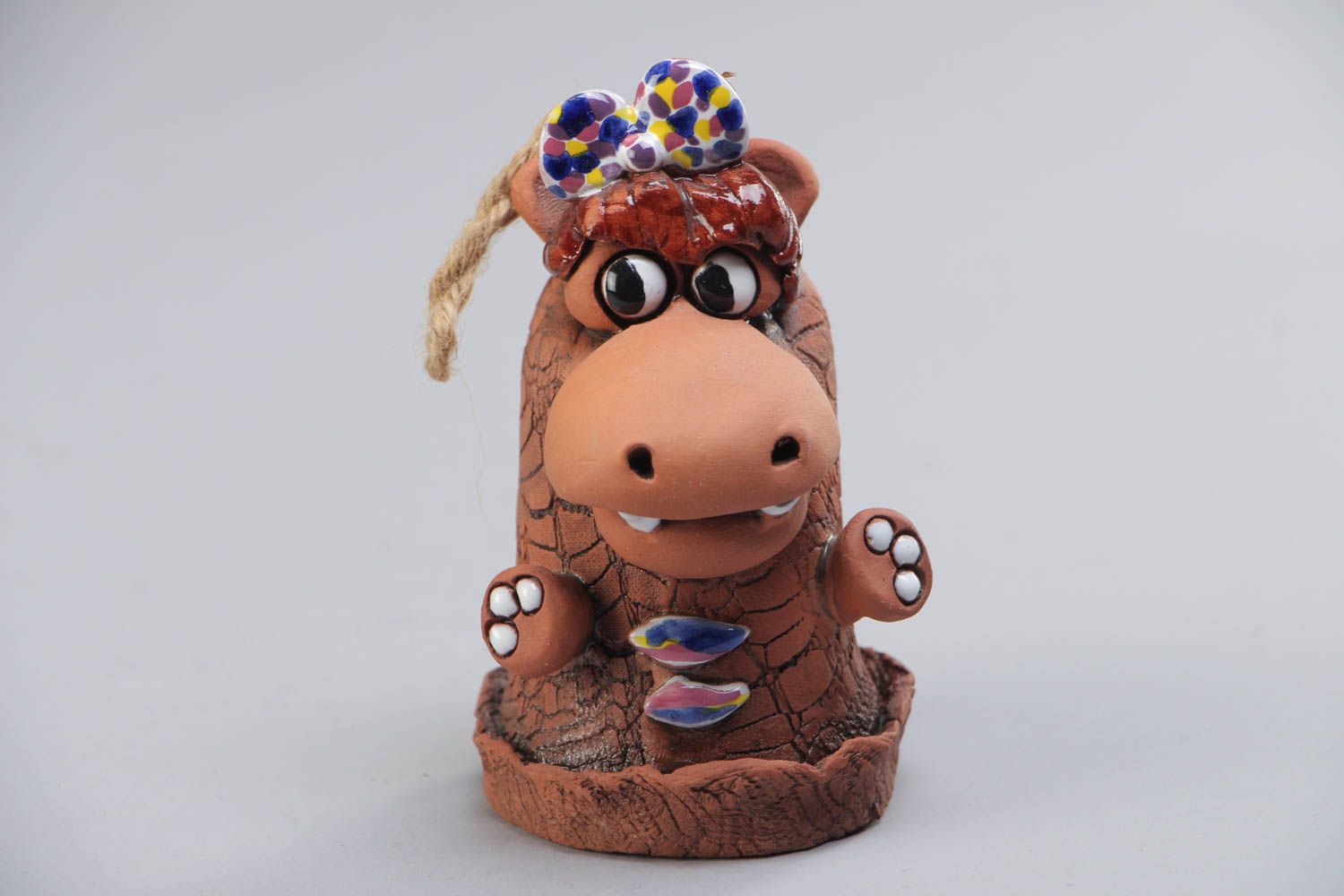 Petite clochette en céramique brune peinte faite main en forme d'hippo photo 2
