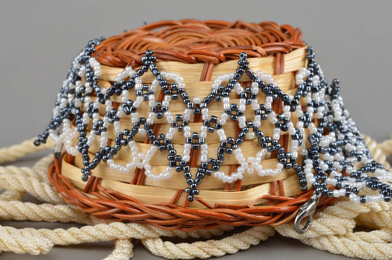 Ожерелье из бисера плетеное ручной работы оригинальное Антрацит и жемчуг фото 1