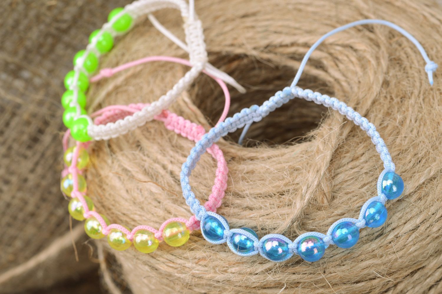 Комплект плетеных браслетов из бусин из 3 штук ручной работы разных цветов фото 1