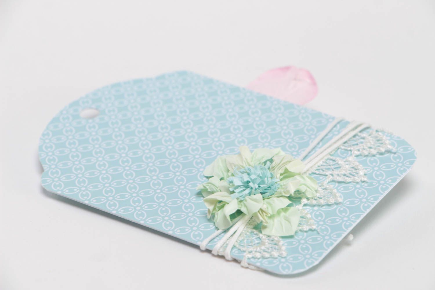 Tag de cadeau technique scrapbooking en carton et papier bleu avec orchidée photo 3