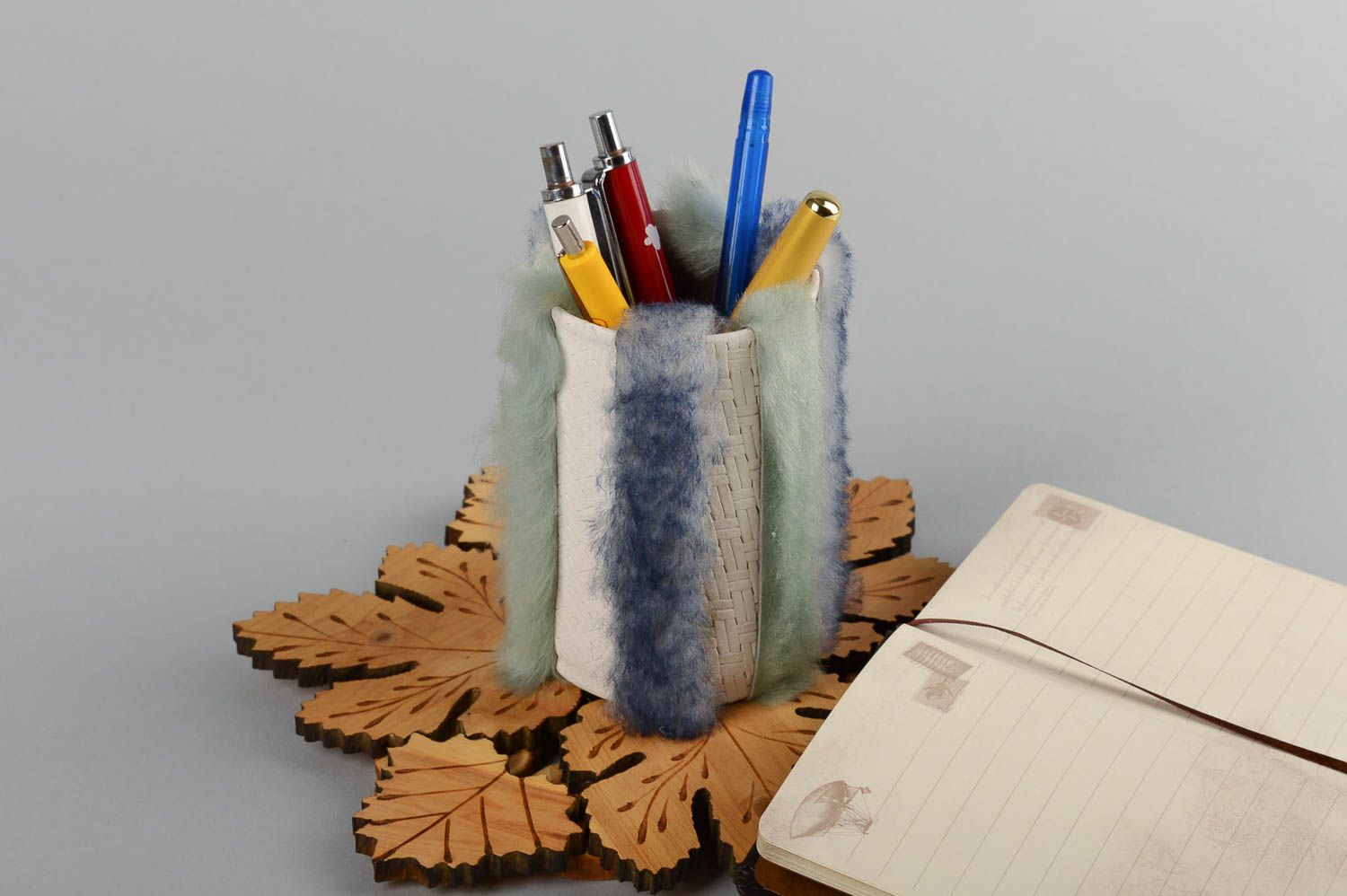Pot à crayons design fait main Accessoire bureau fourrure cuir Rangement bureau photo 1