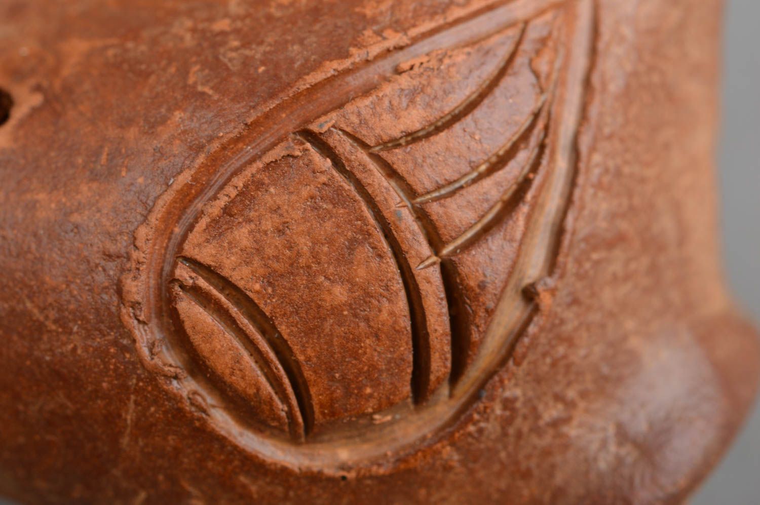 Braune handgemachte Lippenpfeife aus Ton in Form des Vogels mit zwei Löchern foto 5