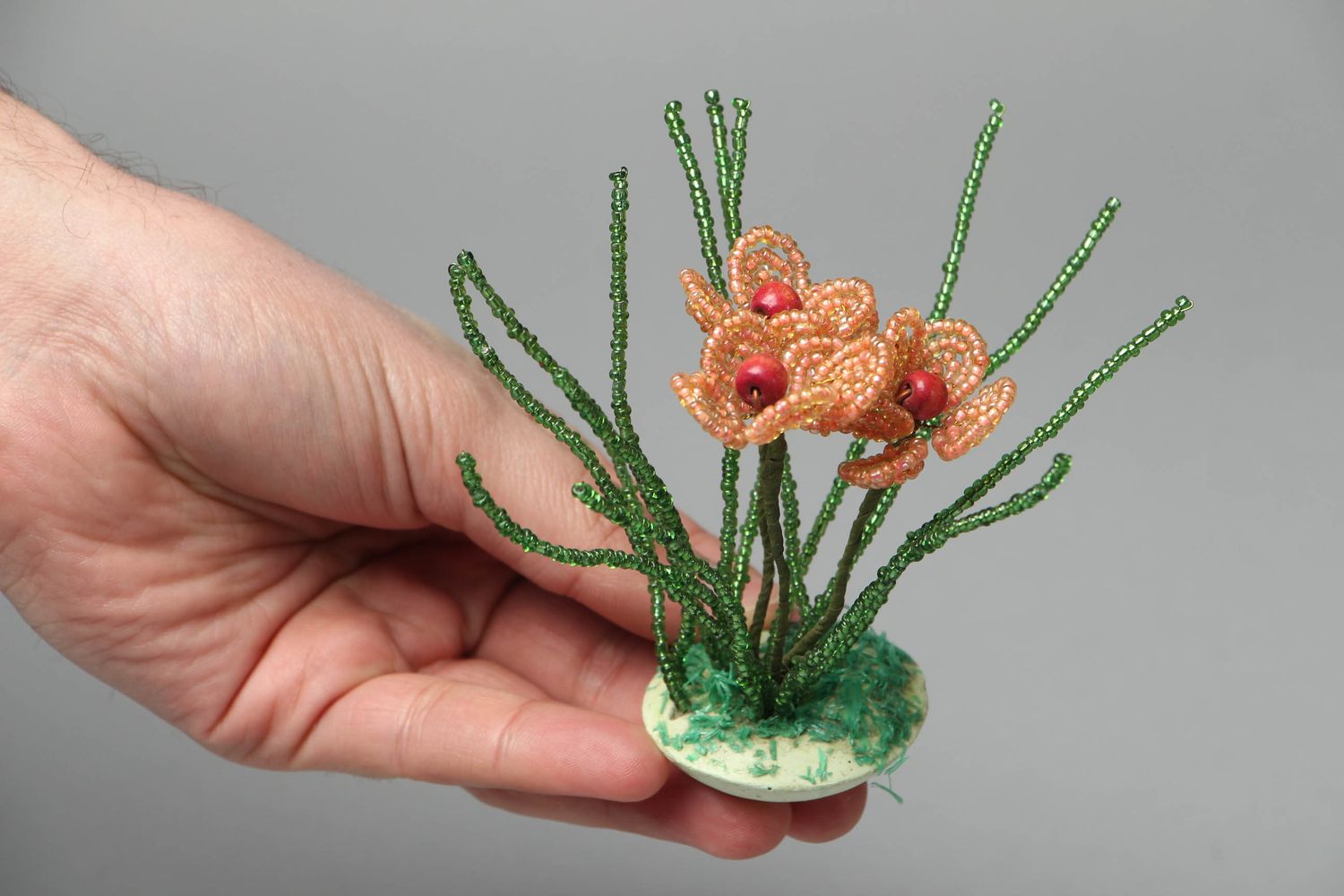 Jolies fleurs décoratives en perles de rocaille photo 4