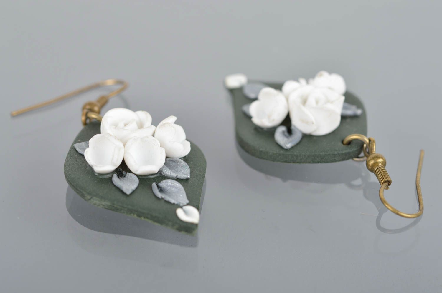 Handgemachte Blumen Ohrringe aus Polymerton in Weiß und Grau für Schwester foto 5