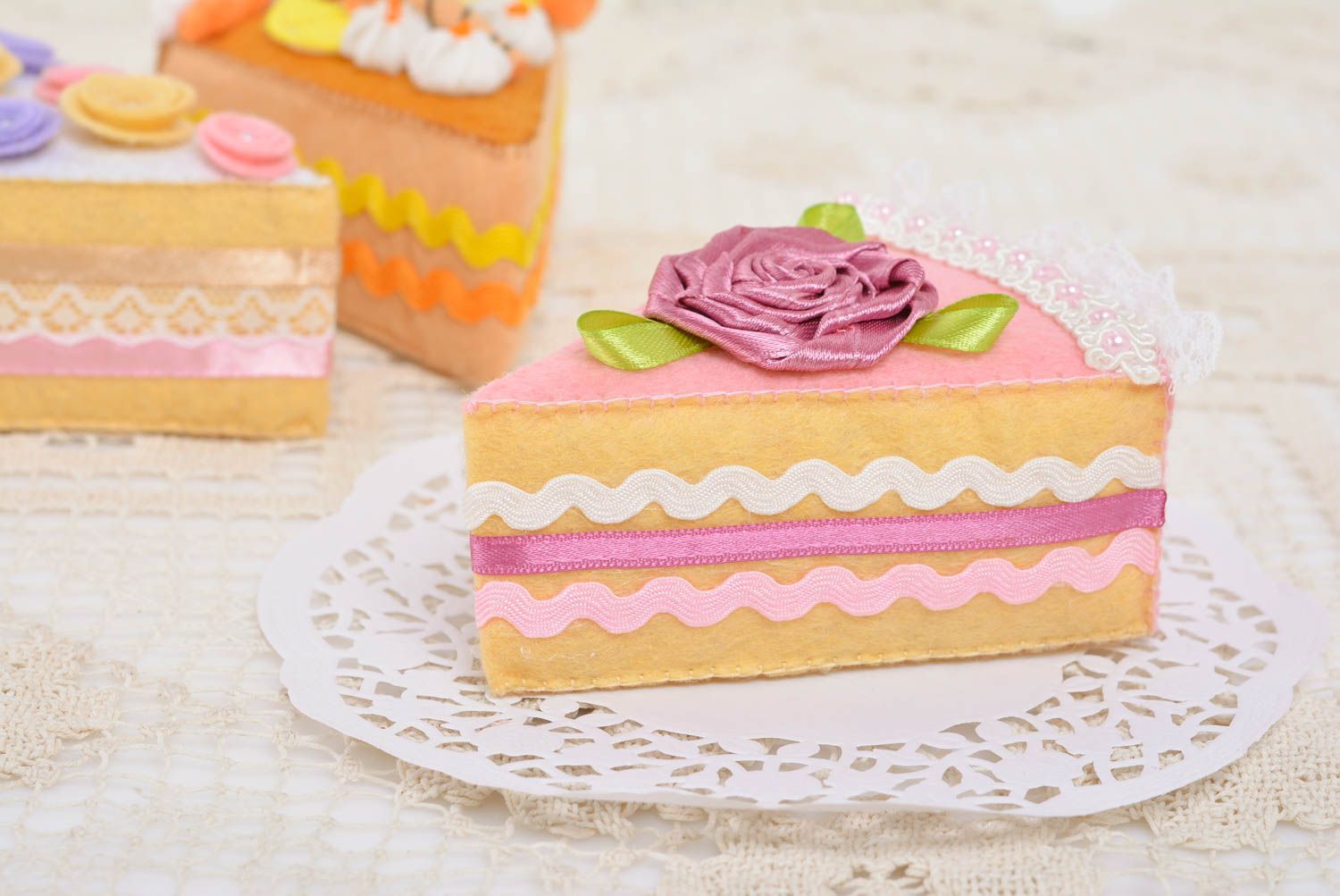 Pique-aiguilles gâteau à la cerise en feutre fait main original pour couture photo 5