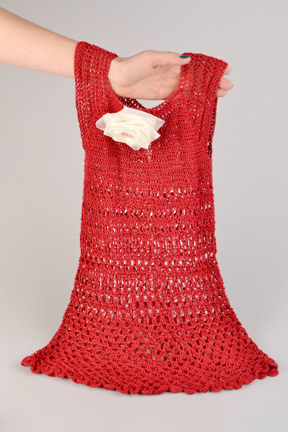 Детское вязаное платье без рукавов красное нарядное с розой ручная работа  фото 1