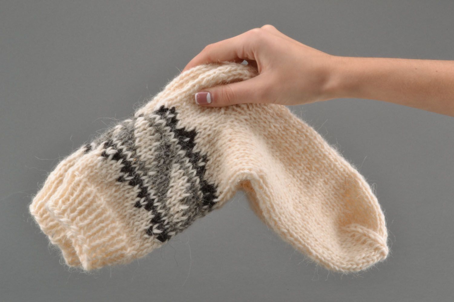 White wool knitted socks photo 4
