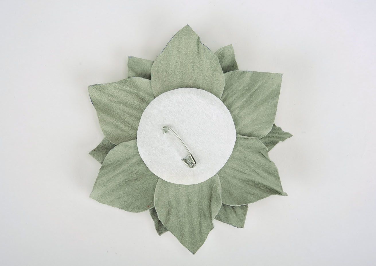Broche artesanal de couro em forma de uma flor  foto 2