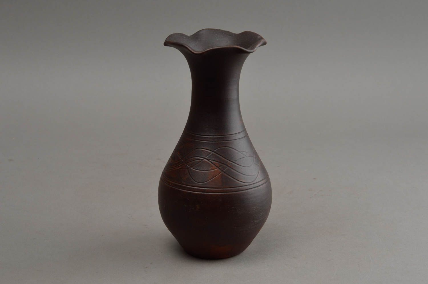 Фигурная глиняная ваза для цветов изделие ручной работы для декора дома 400 мл фото 7