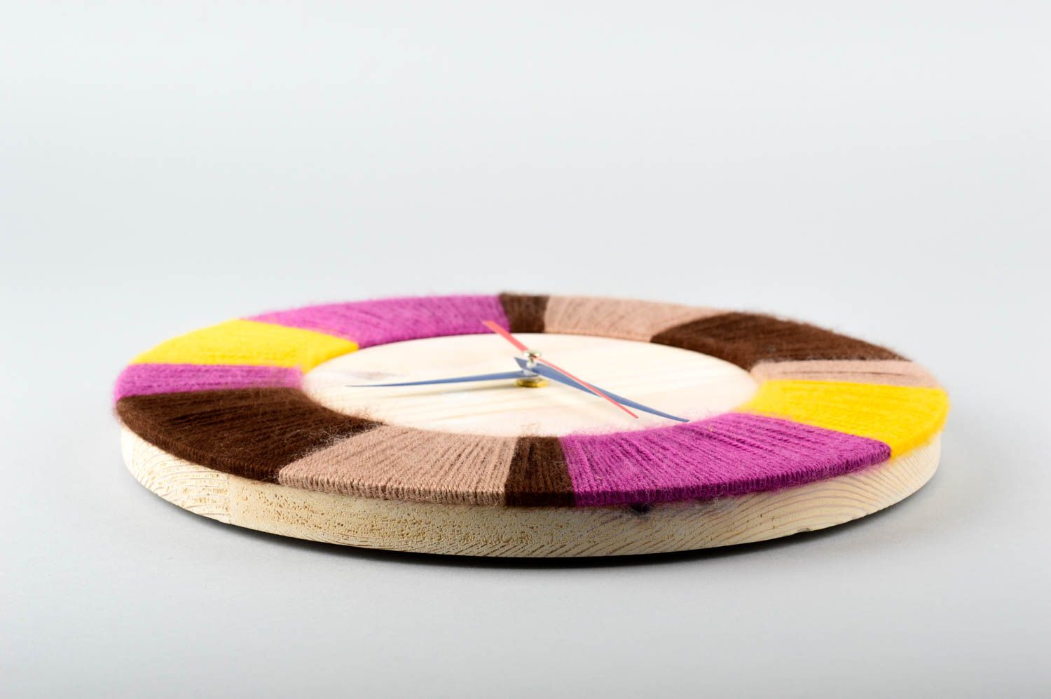 Необычные часы ручной работы деревянные часы с нитками настенные часы цветные фото 3