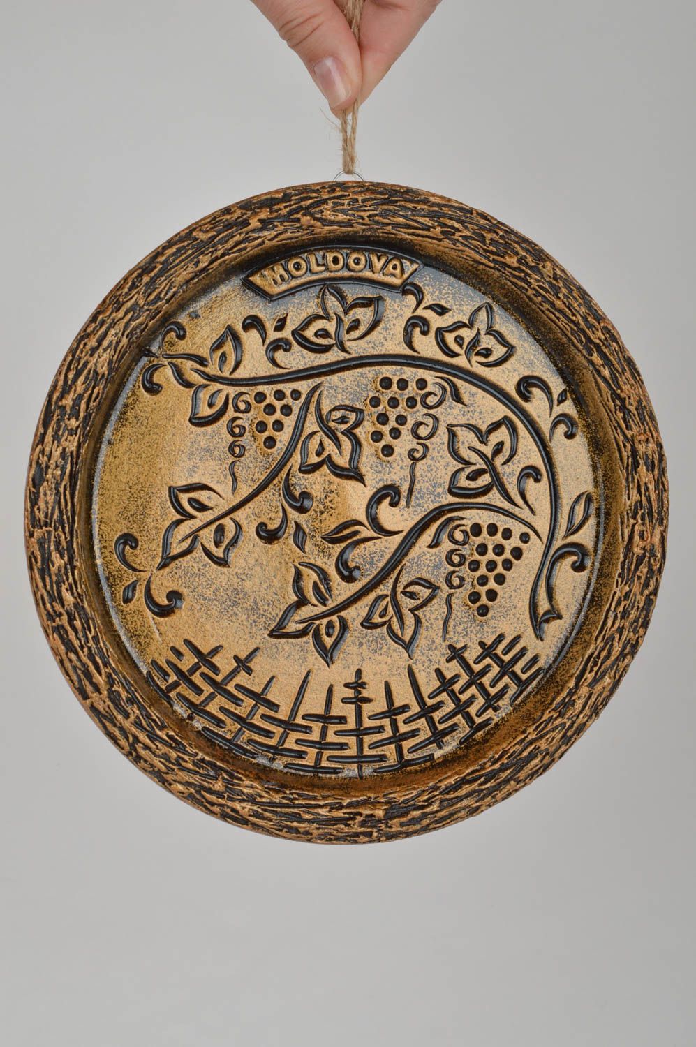 Керамическая тарелка декоративная на стену золотого цвета ручной работы фото 2