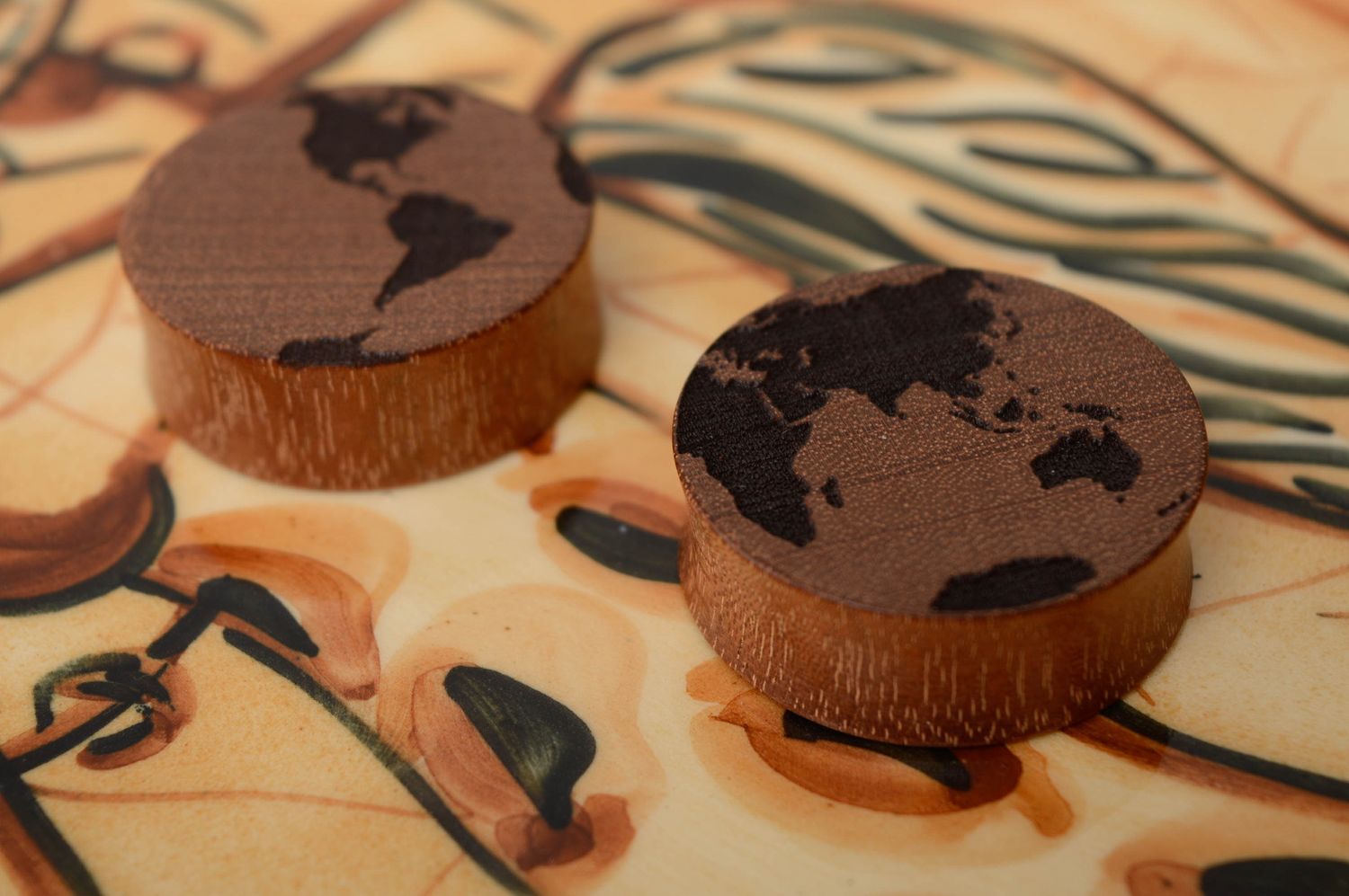 Tapones de madera para orejas Mapa del mundo foto 1