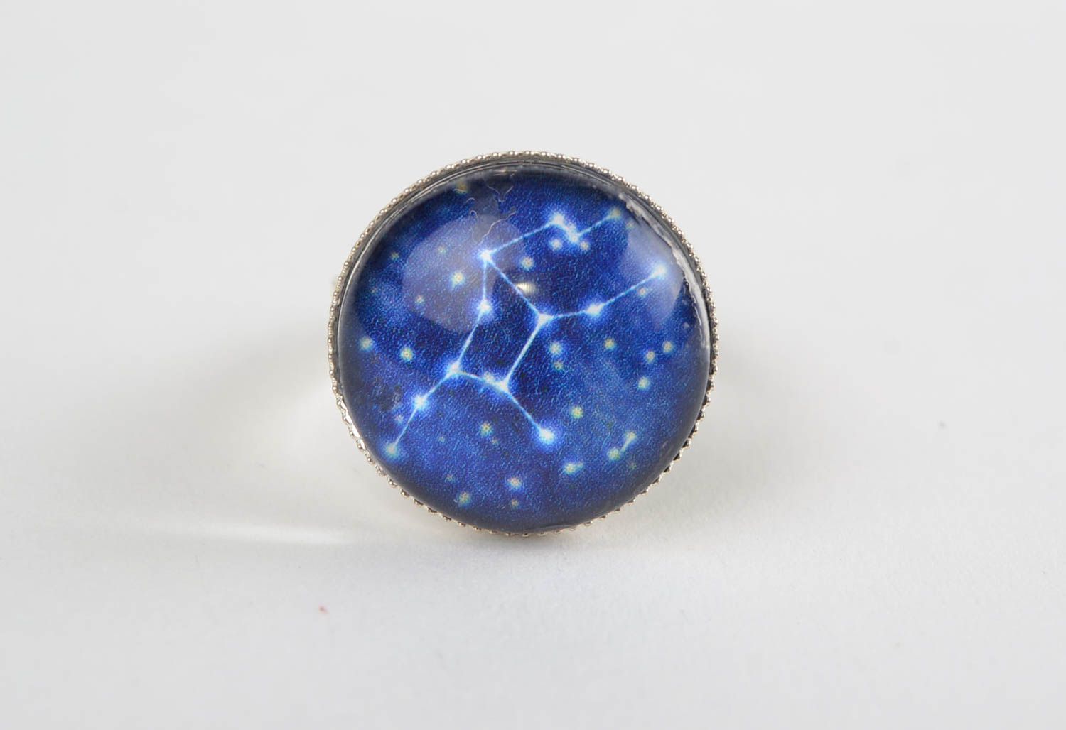 Grande bague en métal et verre bleue faite main signe du zodiaque Vierge photo 2