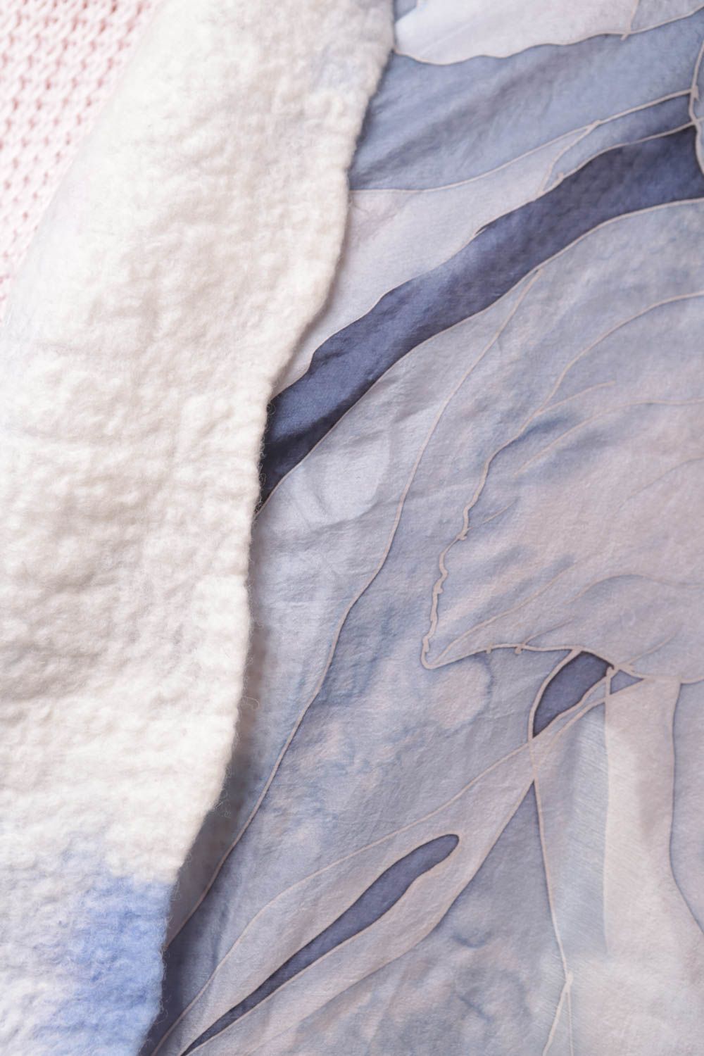 Foulard en soie avec feutrage Lis monochromes photo 4