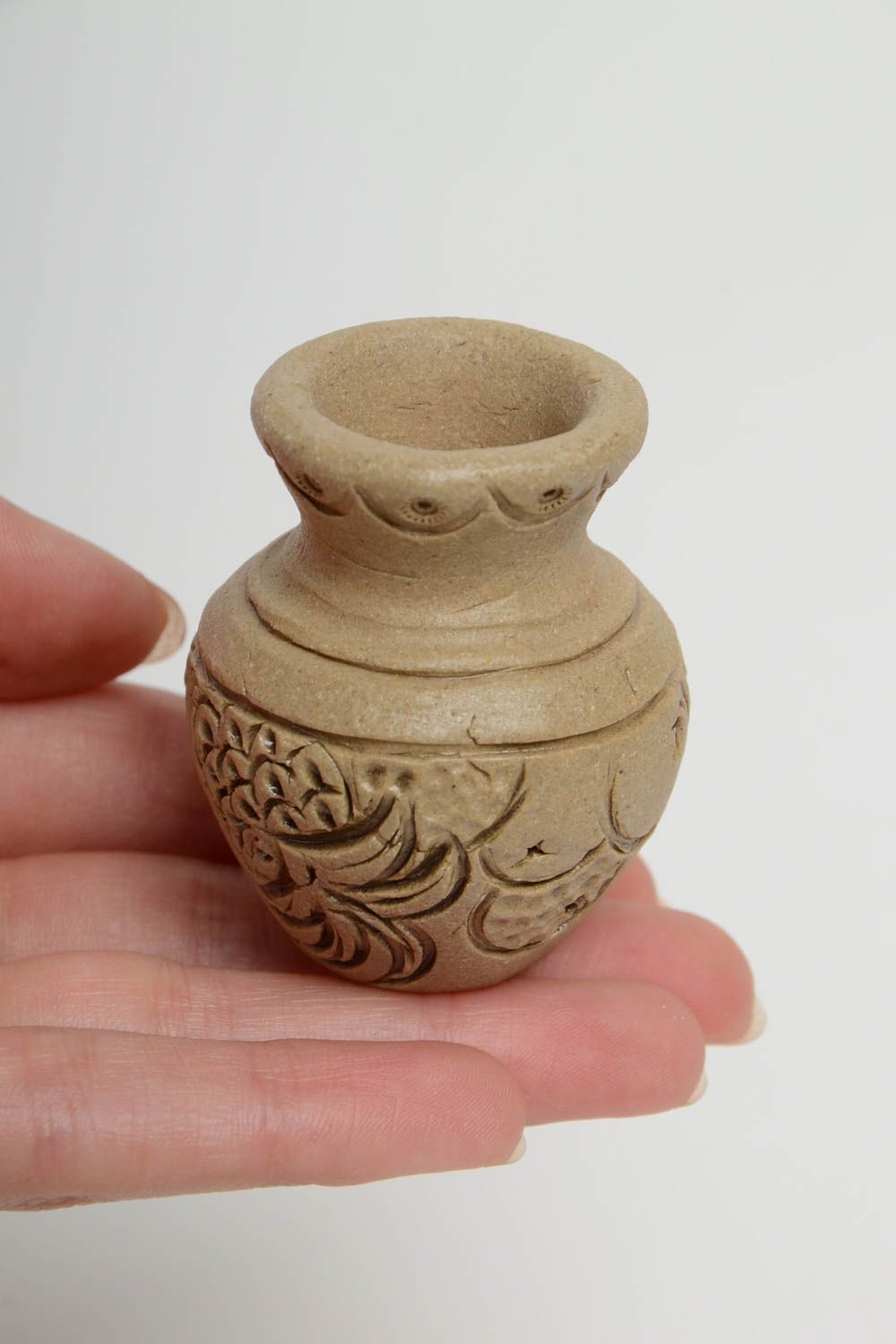 Dekorative kleine schöne originelle handgemachte Kanne aus Ton mit Bemalung foto 4