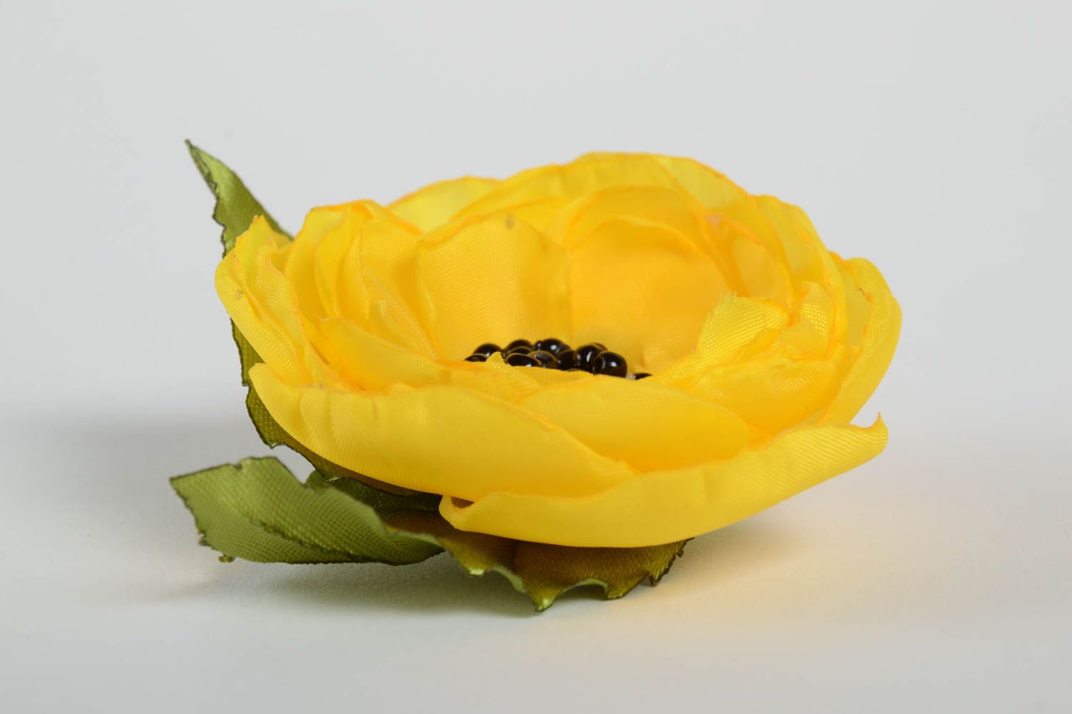 Авторская желтая заколка для волос в виде цветка из лент и бисера ручной работы фото 2