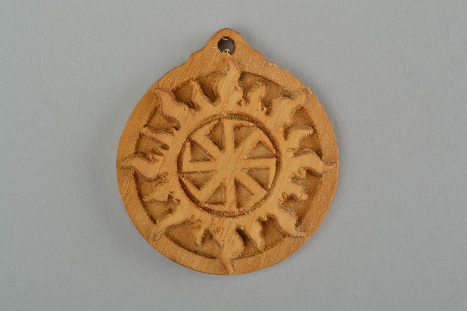 Colgante de madera redondo hecho a mano amuleto de estilo étnico Sol  foto 3
