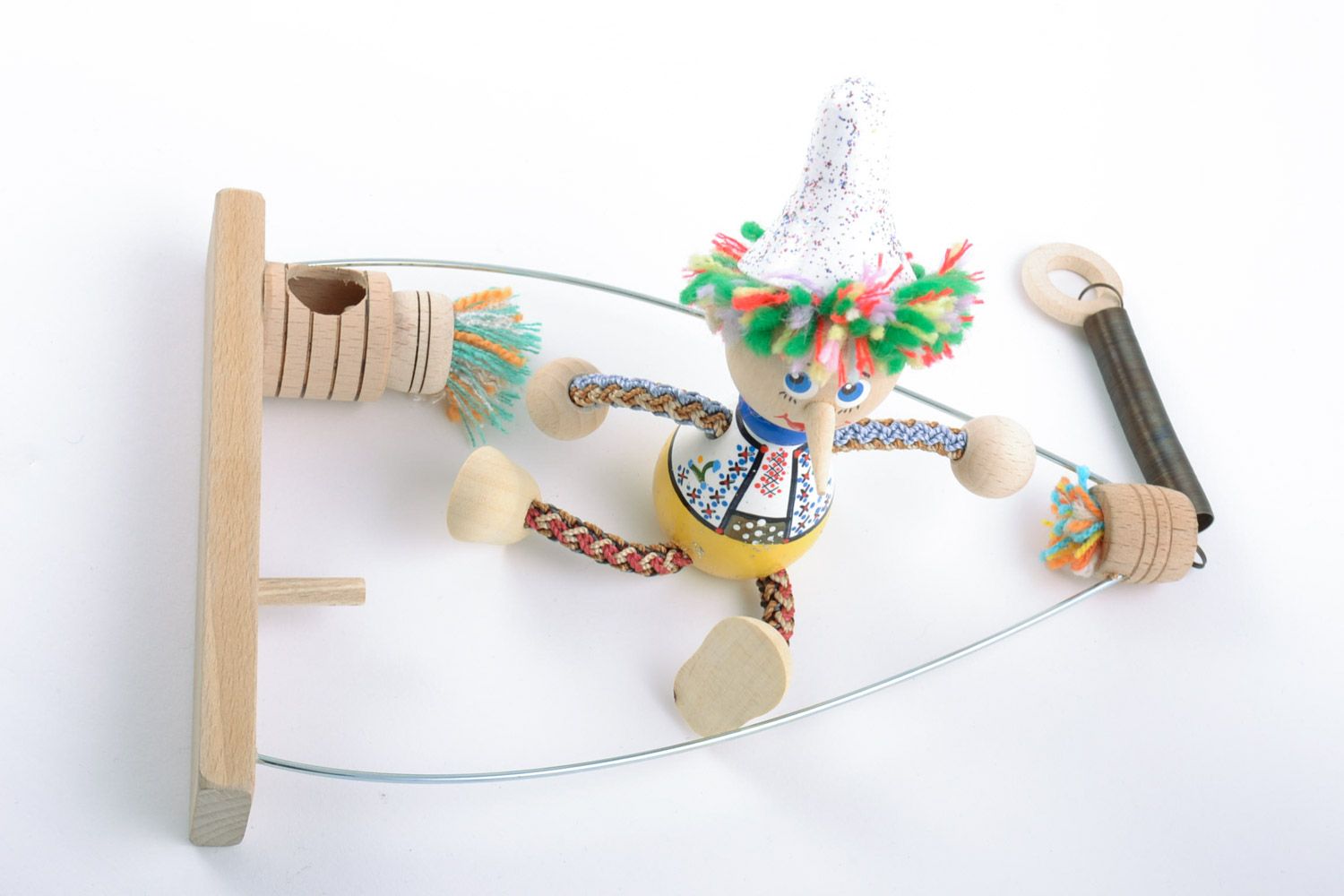 Helles schönes originelles handgemachtes Öko Spielzeug aus Holz Junge auf Bank  foto 5
