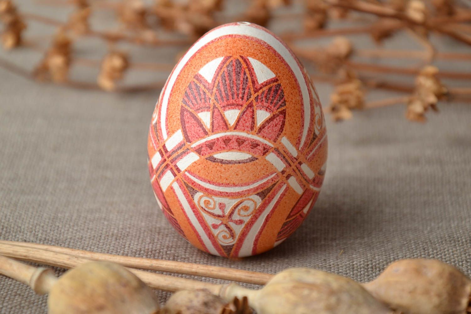 Oeuf de Pâques peint de colorants d'aniline orange fait main décoratif original photo 1