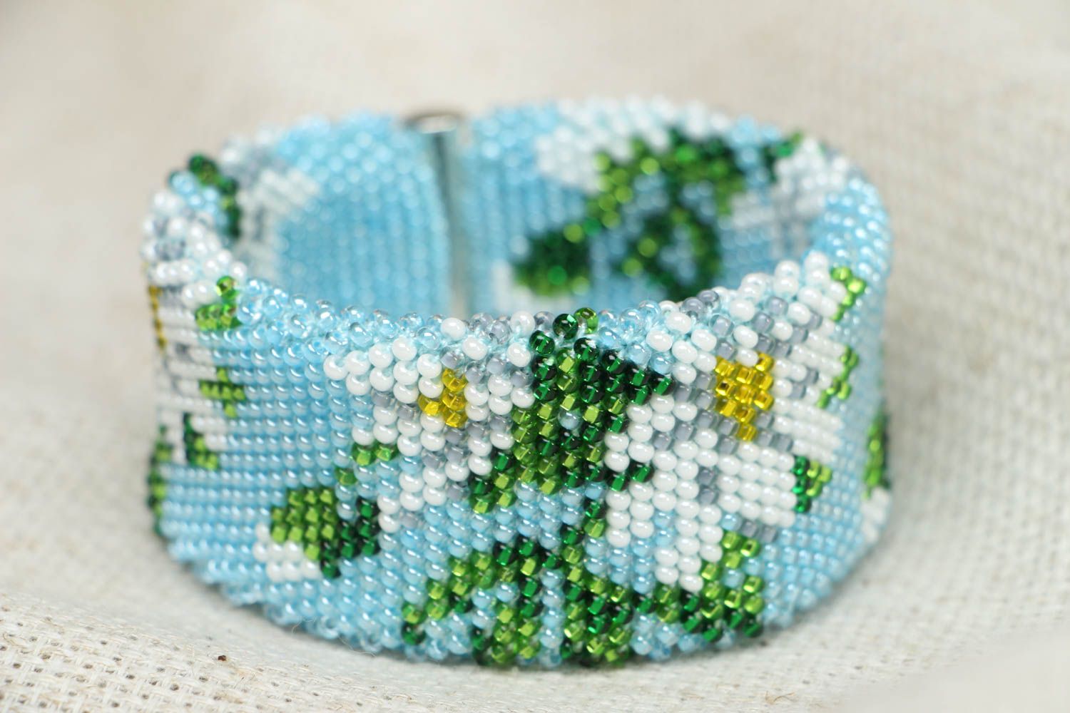Bracelet large en perles de rocaille à motif floral  photo 1