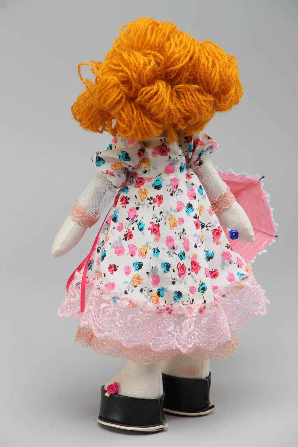 Muñeca de trapo con paraguas artesanal decorativa de tela pelirroja foto 3