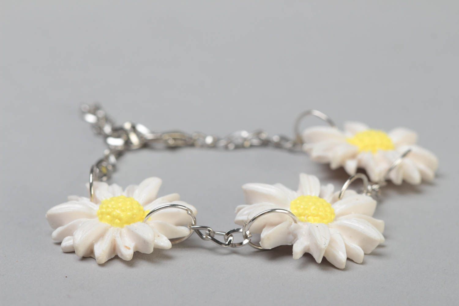 Handmade metal chain women's wrist bracelet with polymer clay chamomile flowers  photo 2