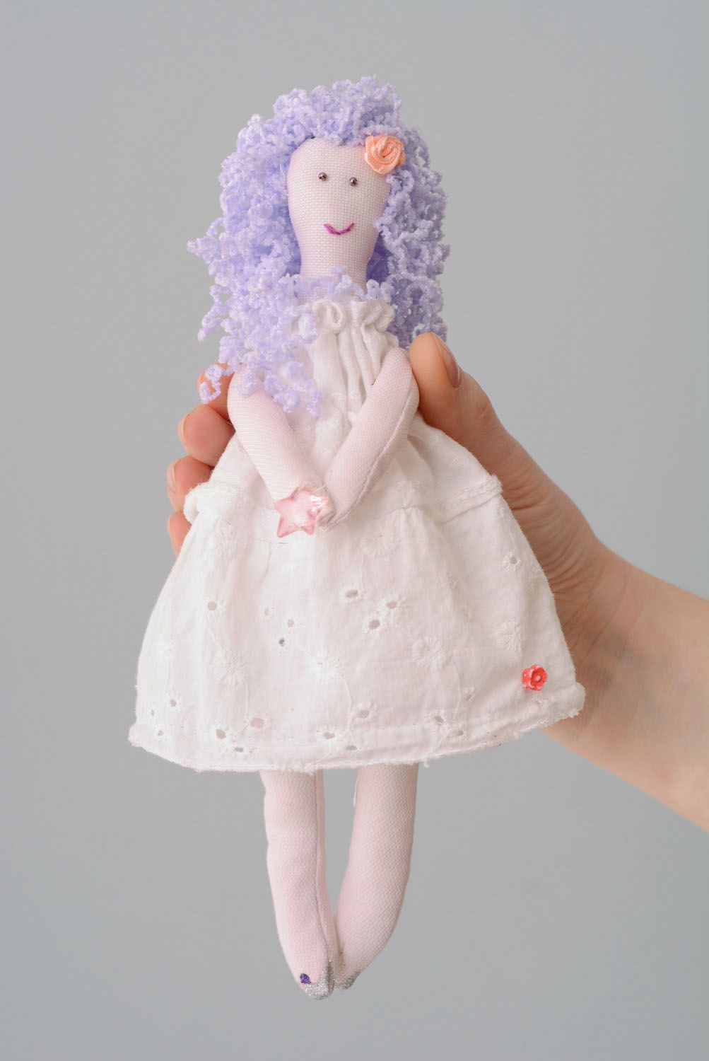 Тканевая кукла с фиолетовыми волосами фото 3