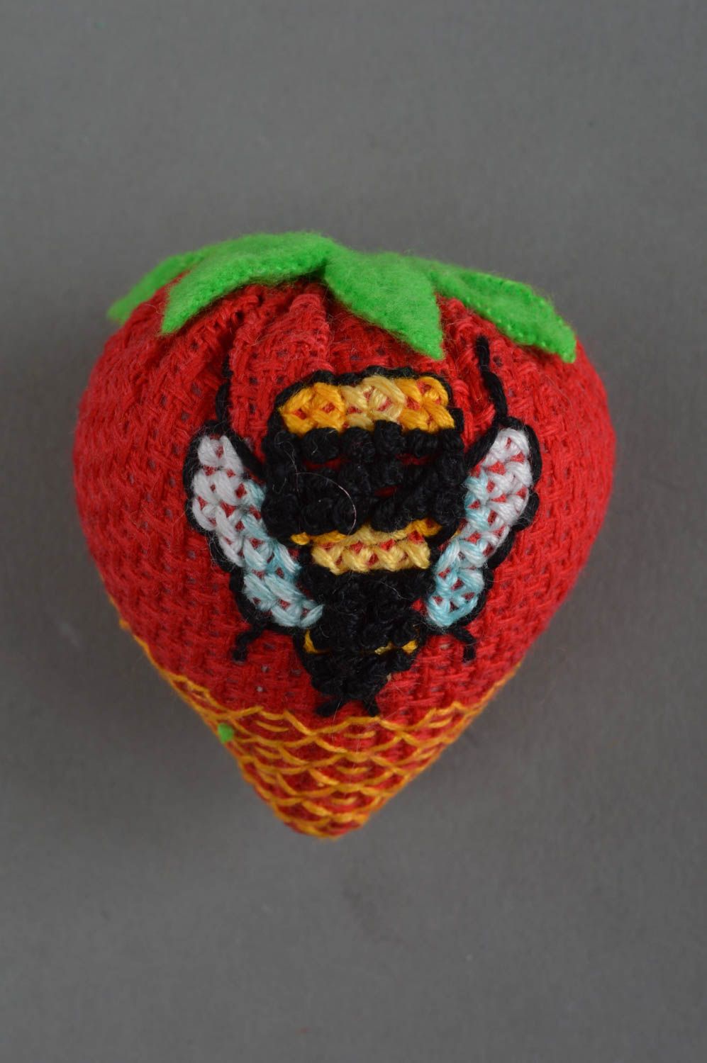 Petit jouet mou décoratif fait main en forme de fraise en canevas avec broderie  photo 2