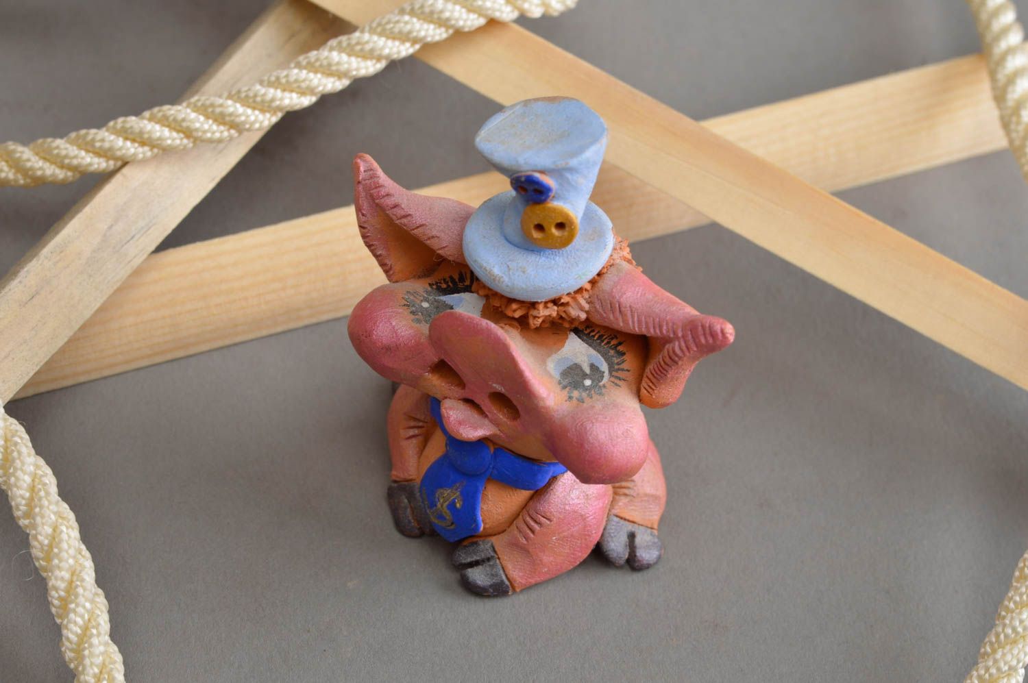 Смешная керамическая фигурка денежная свинья в голубом цилиндре и галстуком фото 1