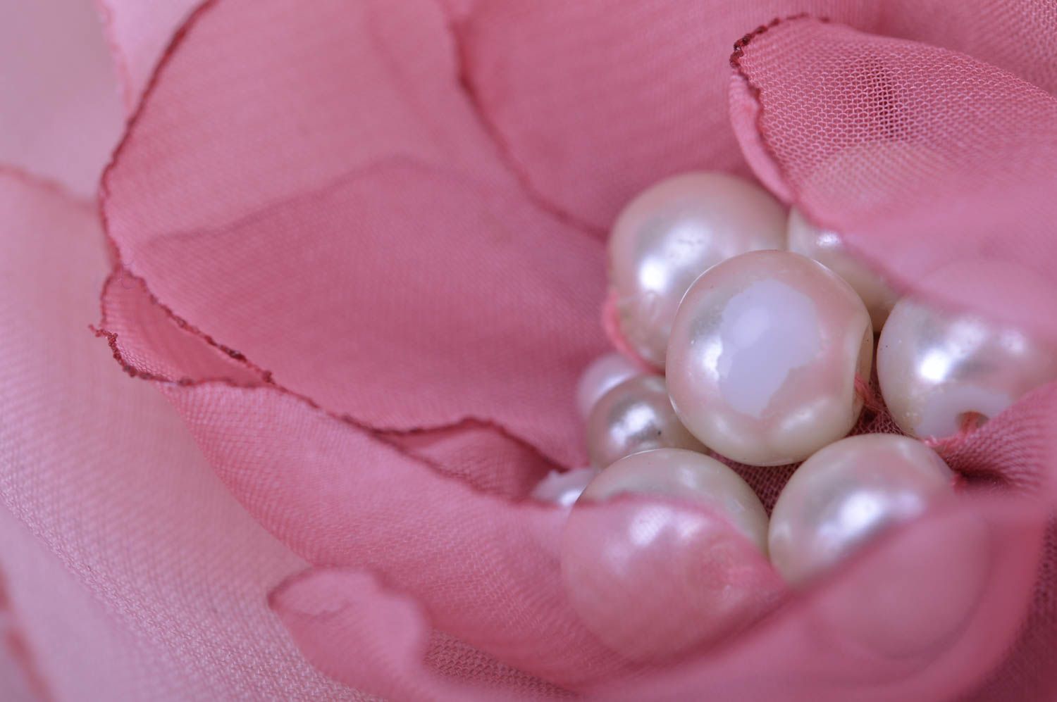 Брошь-заколка из ткани в виде розовой розы красивая ручной работы с бусинами фото 4