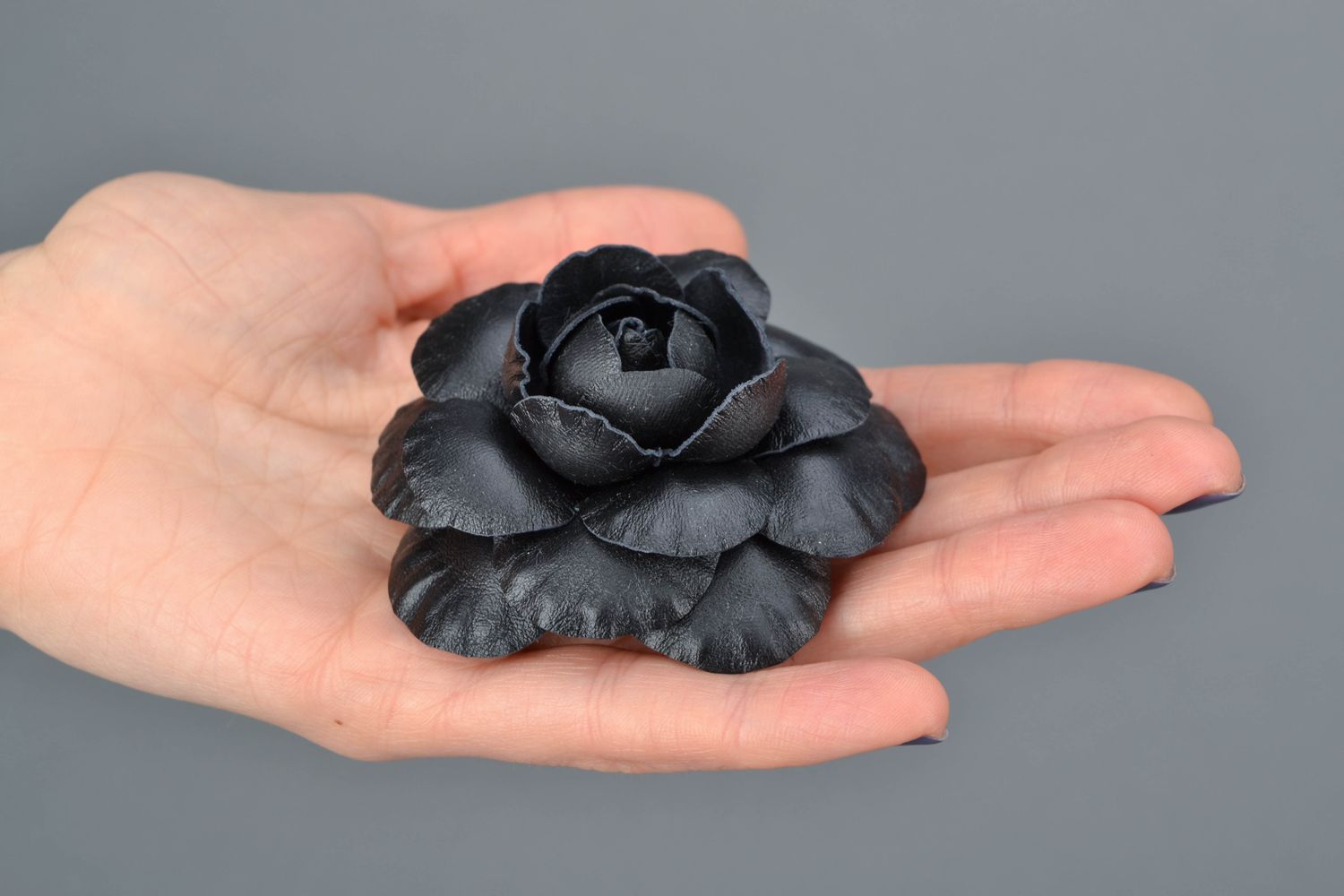 Handgemachte Autoren Brosche Blume aus Leder in Schwarz für Frauen foto 2
