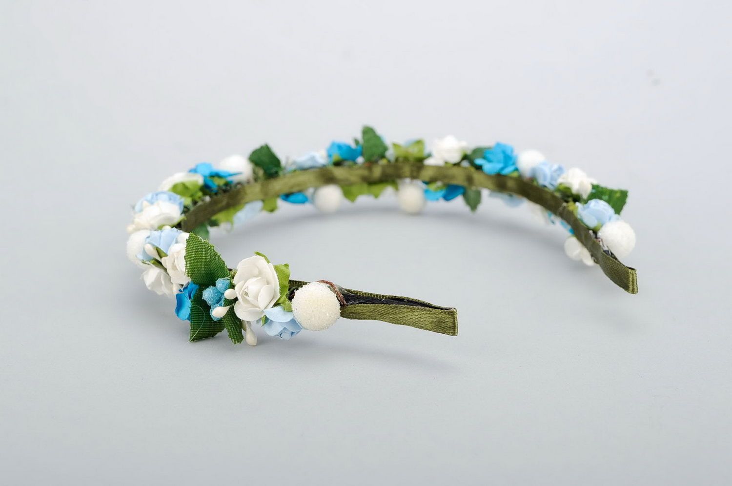 Headband with white and blue flowers photo 2