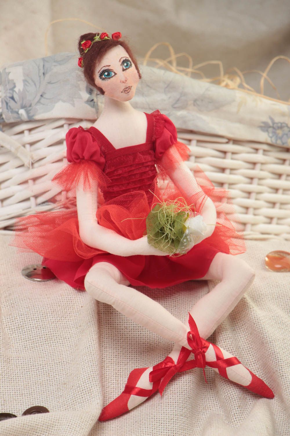 Bambola in stoffa fatta a mano ballerina bella in vestito rosso da decorazione

 foto 1