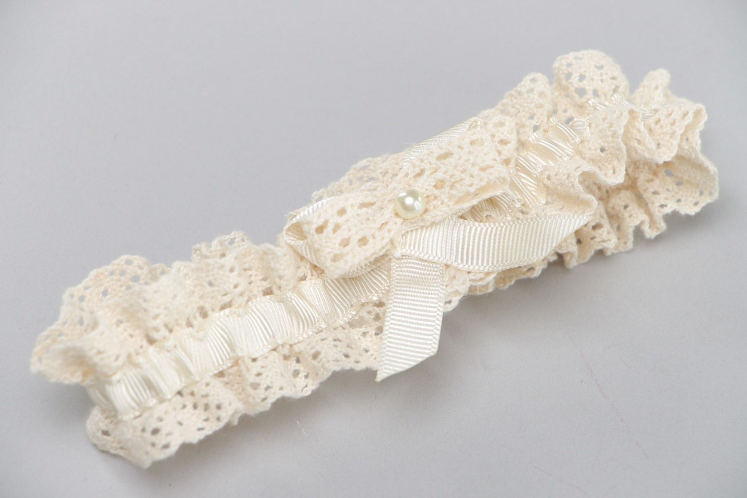 Handgemachtes Strumpfband für Hochzeit aus Spitze und Ripsband mit Kunstperle  foto 3