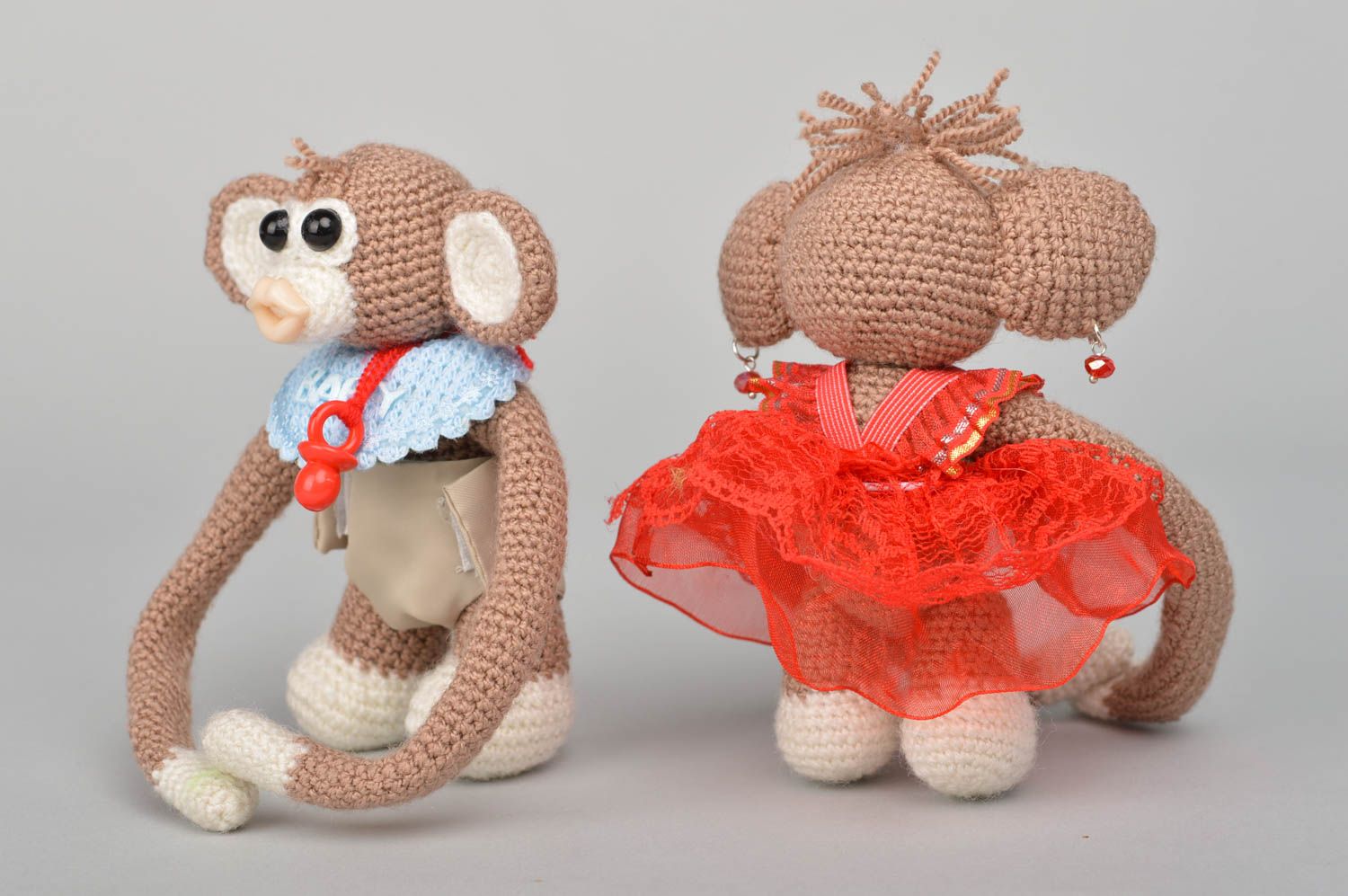 Комплект авторских игрушек в виде обезьянок ручной работы 2 шт для декора фото 3