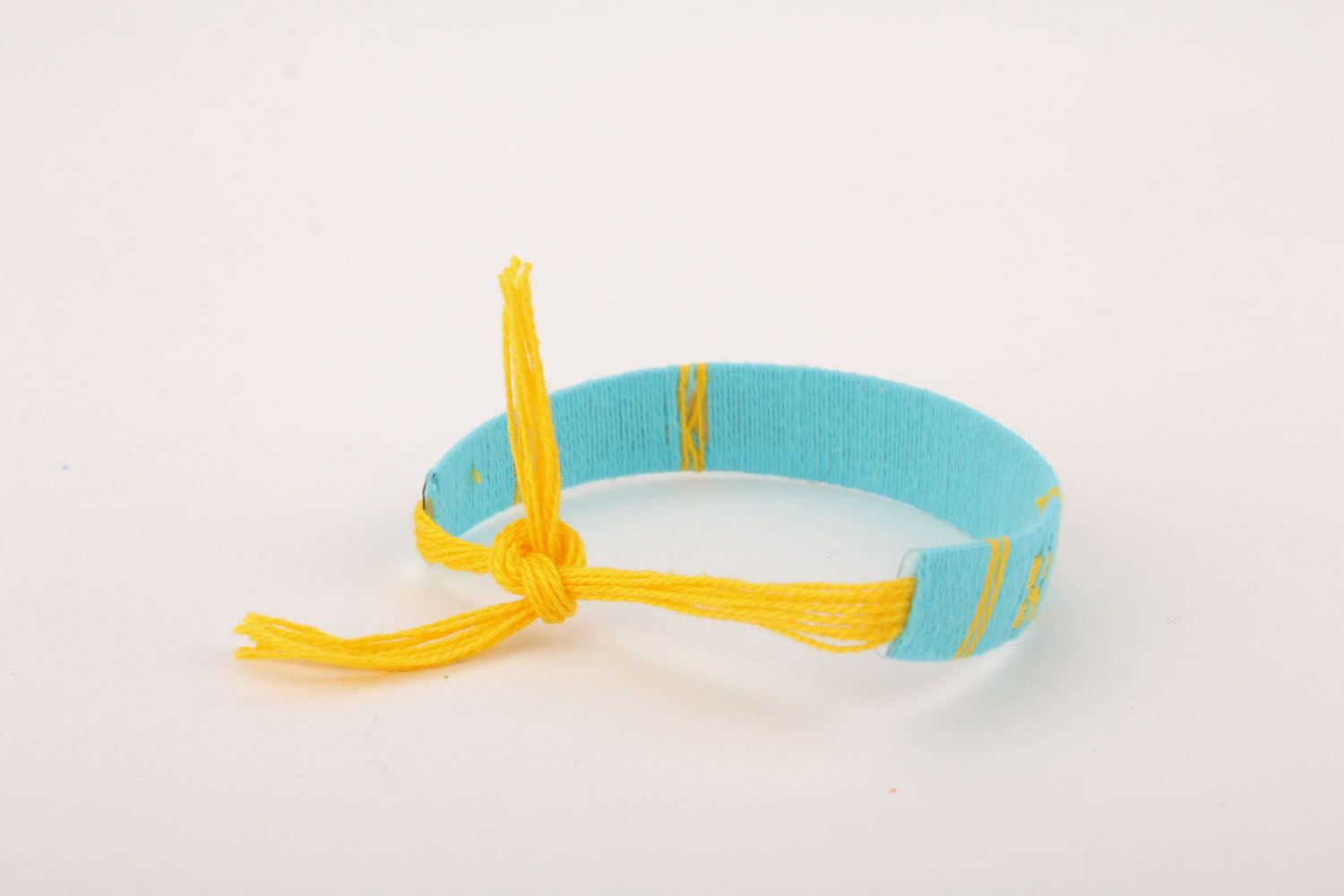 Geflochtenes Armband aus Fäden die Ukraine foto 3