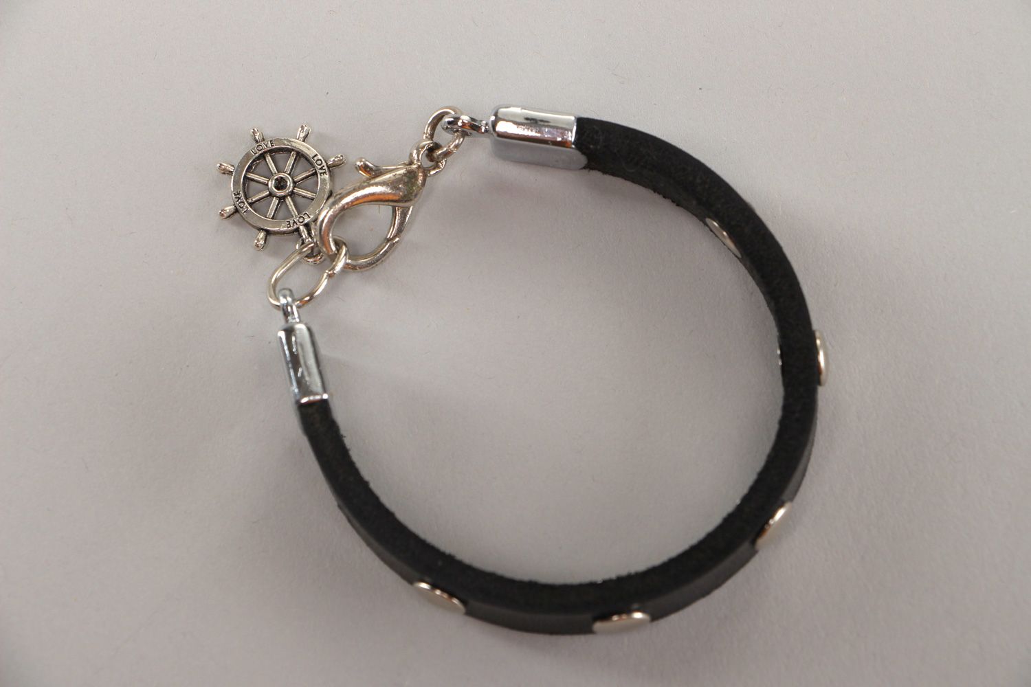 Bracelet en cuir naturel fait main original noir avec pendentif marin en métal photo 4