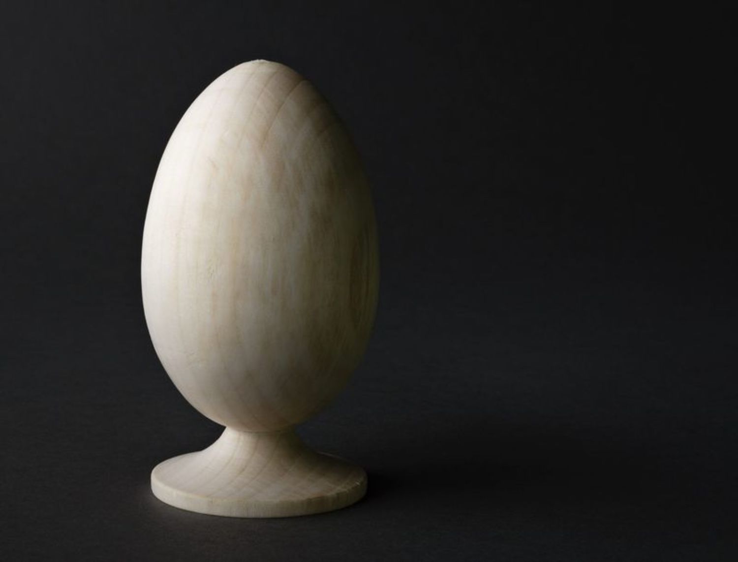 Hölzernes Werkstück in Form vom Ei auf dem Untersatz foto 2