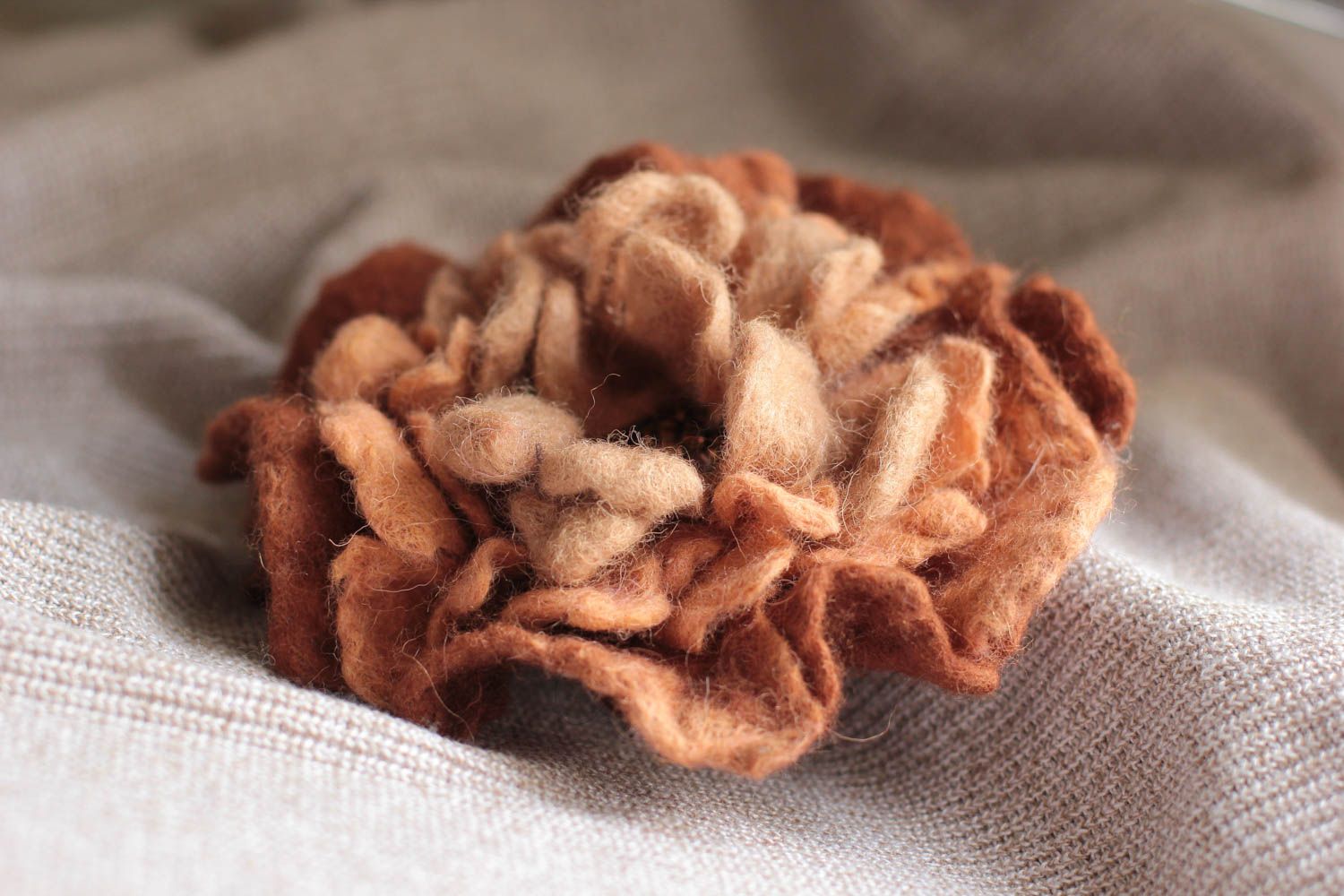 Broche faite main en laine Bijou fantaisie fleur Accessoire original pour femme photo 5