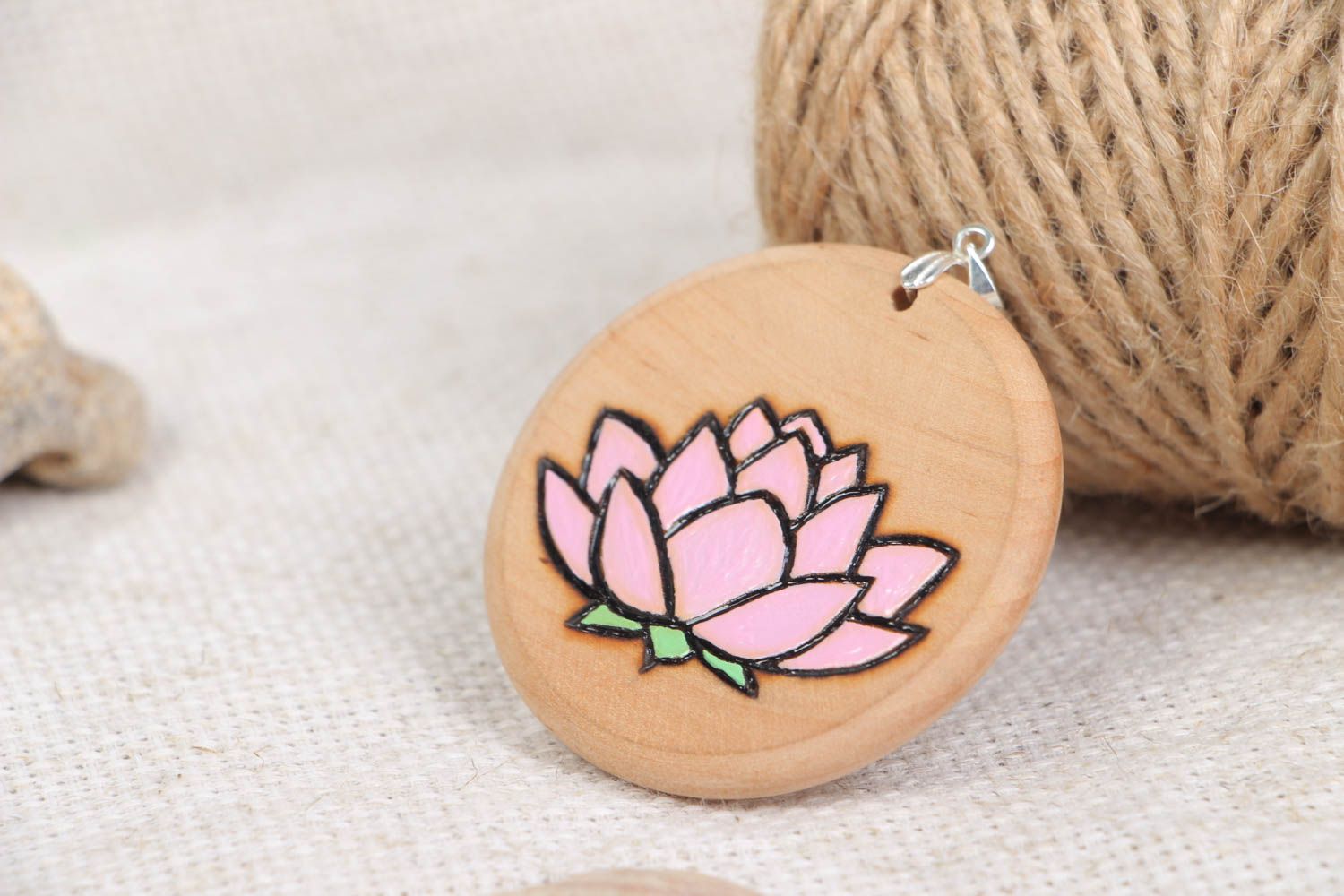 Pendentif en bois rond peint fait main avec lotus rose bleu pour femme photo 1