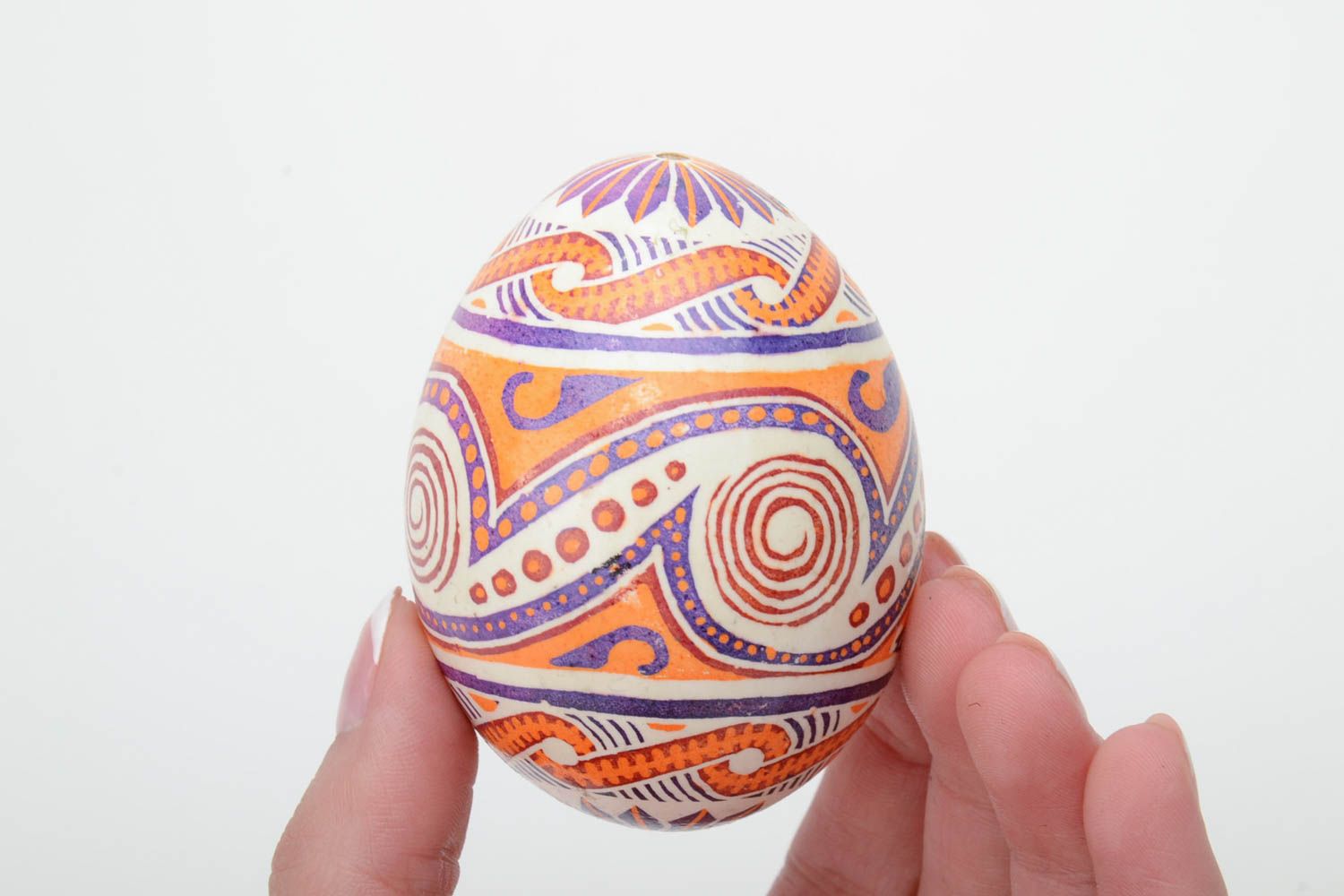 Huevo de Pascua de gallina pintado en técnica de cera artesanal multicolor foto 5