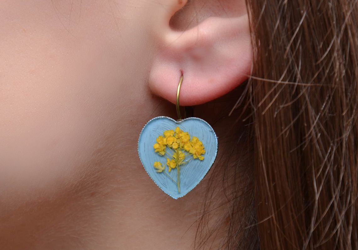 Heart-shaped earrings with natural flowers in epoxy resin photo 2